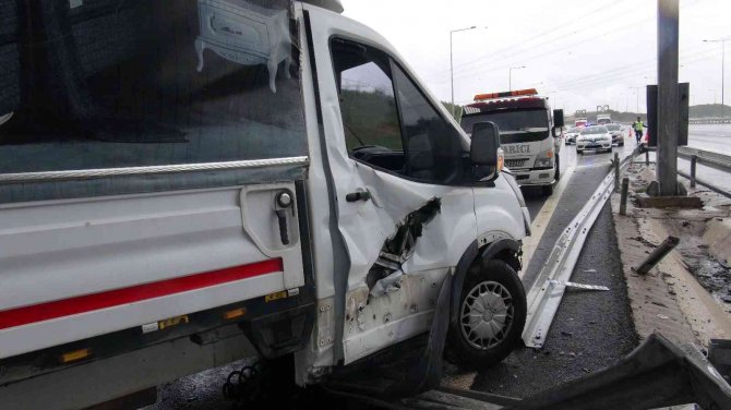 Ayağı Direksiyona Sıkışan Sürücüyü İtfaiye Ekipleri Camı Kırarak Kurtardı