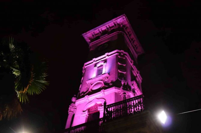 İ̇zmit Saat Kulesi Mor Renge Büründü