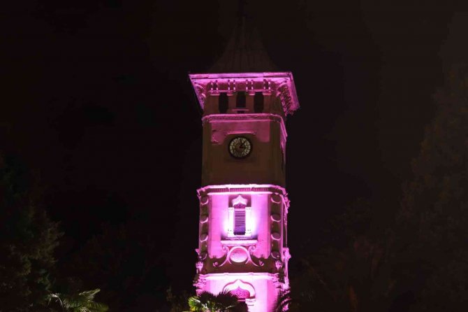İ̇zmit Saat Kulesi Mor Renge Büründü