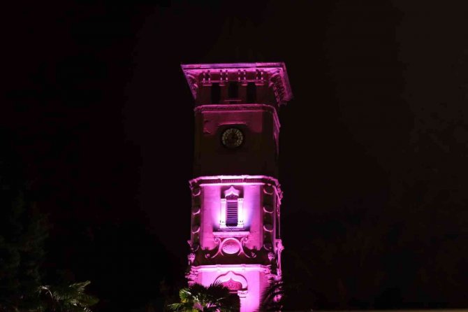 İ̇zmit Saat Kulesi Mor Renge Büründü