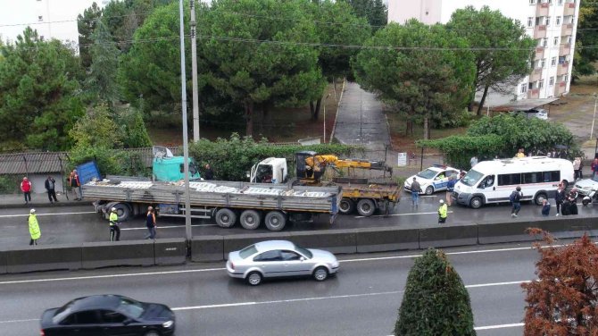 Tır Makaslayıp Yolu Kapatınca Trafik Felç Oldu
