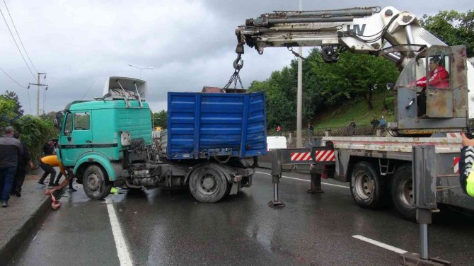Tır Makaslayıp Yolu Kapatınca Trafik Felç Oldu