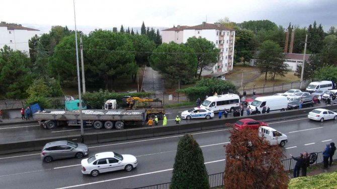 Tır Makaslayıp Yolu Kapatınca Trafik Felç Oldu