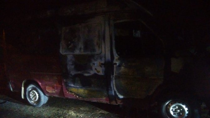 Konya’da Park Halindeki Minibüs Alev Alev Yandı