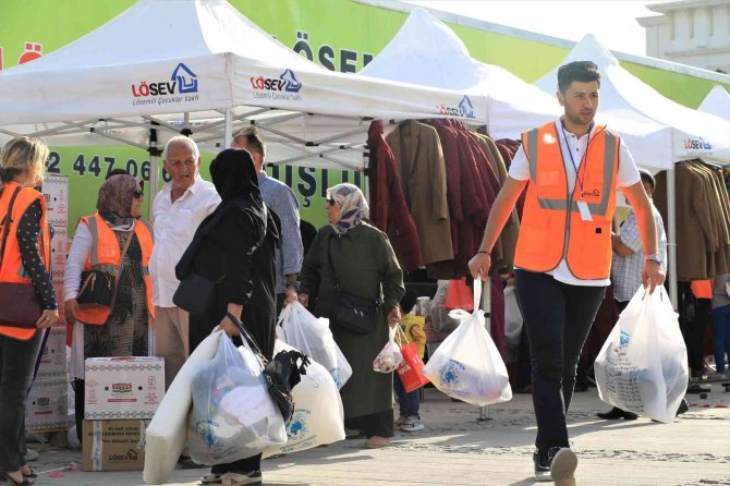 Lösev’in ’İ̇yilikler Tırı’ Elazığ’daki Ailelere Yardım Ulaştırdı