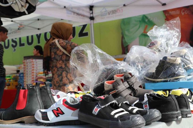 Lösev’in ’İ̇yilikler Tırı’ Elazığ’daki Ailelere Yardım Ulaştırdı