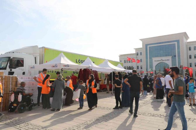 Lösev’in ’İ̇yilikler Tırı’ Elazığ’daki Ailelere Yardım Ulaştırdı