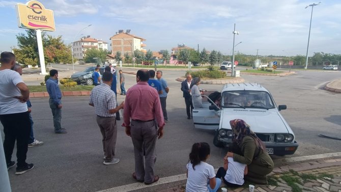 Hafif Ticari Araçla Otomobil Çarpıştı: 1 Yaralı