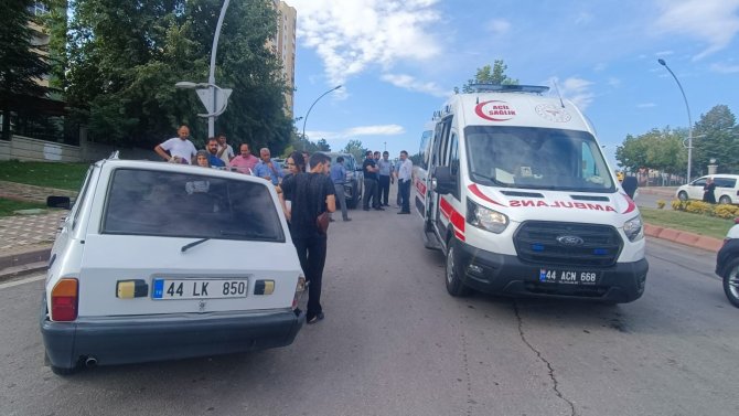 Hafif Ticari Araçla Otomobil Çarpıştı: 1 Yaralı