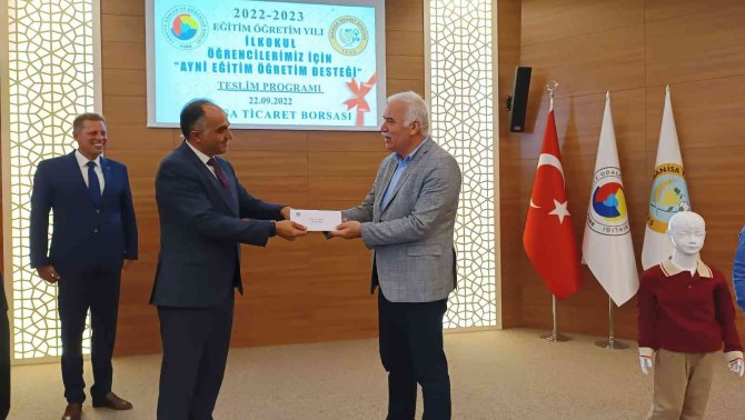 Manisa Ticaret Borsasından Bin Öğrenciye Okul Kıyafeti Desteği