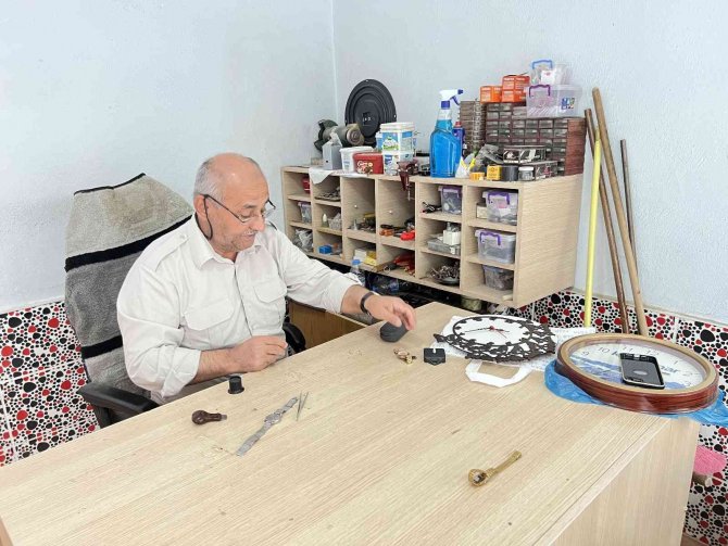Mardinli Saat Ustası 11 Yaşında Baba Mesleğine Başladı, Yarım Asırdır Zaman Ayarlıyor