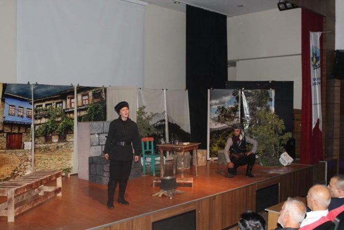 ‘Asker Makbule’ Tiyatro Oyunu Turgutlu’da Sahnelendi