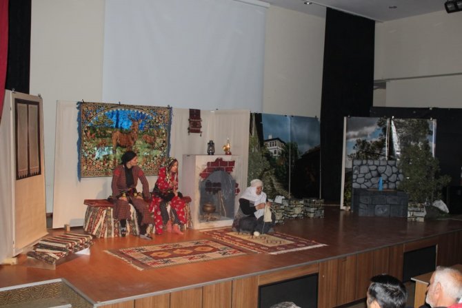 ‘Asker Makbule’ Tiyatro Oyunu Turgutlu’da Sahnelendi