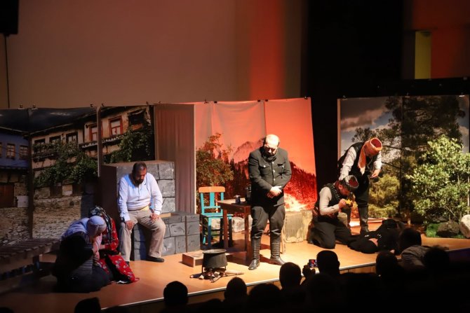 ‘Asker Makbule’ Tiyatro Oyunu Turgutlu’da Sahnelendi