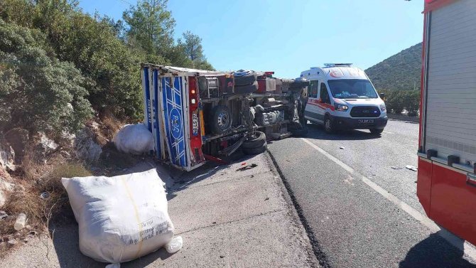 Kamyonet İle Tır Çarpıştı: 1 Ölü