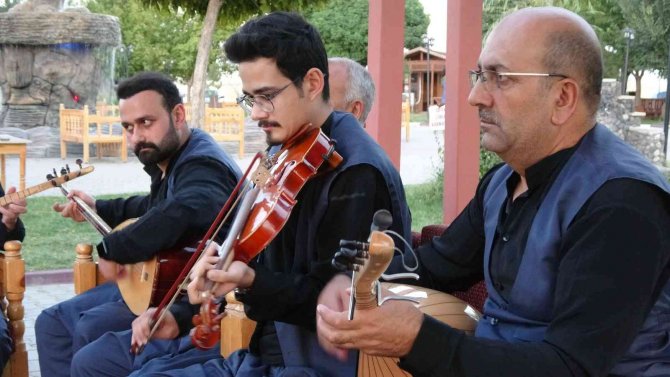 Muş’ta Teke Ailesi Hobi İle Başladıkları Müzik Aşkını Eğitimle Taçlandırıyor