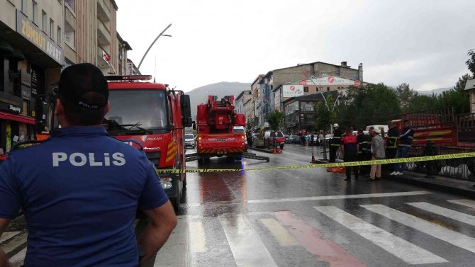 Meraklı Vatandaşlar İntihar Girişiminde Bulunan Genci Saatlerce Yağmur Altında İzledi