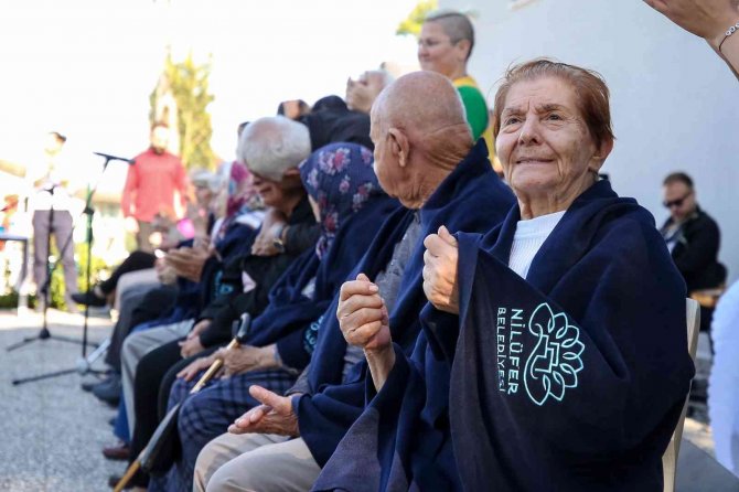 Alzheimer Hastaları Şarkı Performansıyla Alkış Aldı