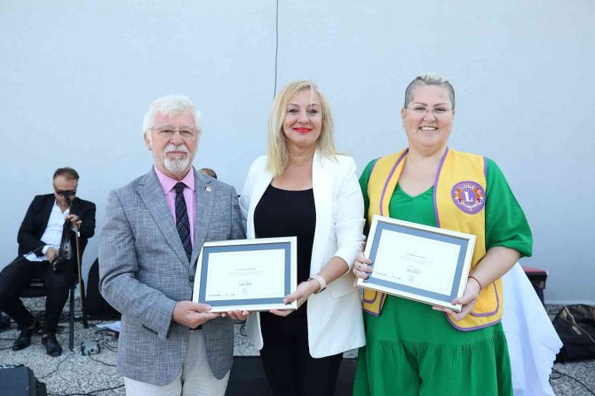 Alzheimer Hastaları Şarkı Performansıyla Alkış Aldı