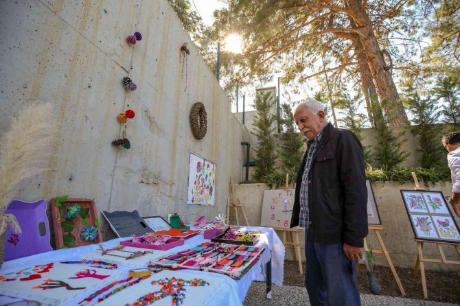 Alzheimer Hastaları Şarkı Performansıyla Alkış Aldı