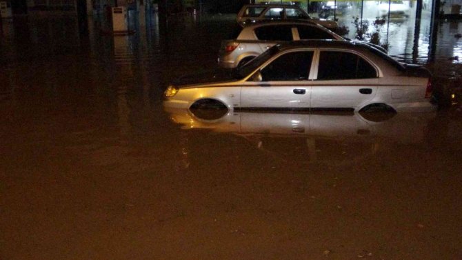 Osmaniye’de Gece Saatlerinde Bastıran Sağanak Hayatı Olumsuz Etkiledi