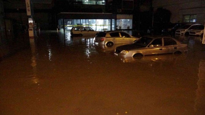 Osmaniye’de Gece Saatlerinde Bastıran Sağanak Hayatı Olumsuz Etkiledi
