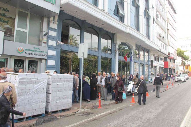 Kooperatif Marketi Önünde Yağ Ve Şeker Kuyrukları Devam Ediyor