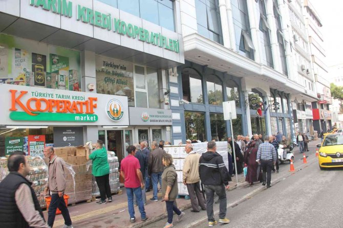 Kooperatif Marketi Önünde Yağ Ve Şeker Kuyrukları Devam Ediyor