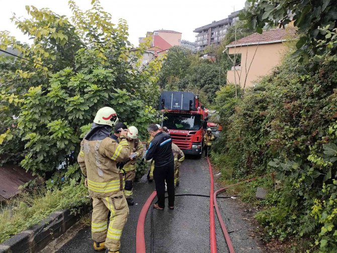 Sarıyer’de Yan Yana Bulunan 2 Gecekondu Alev Alev Yandı