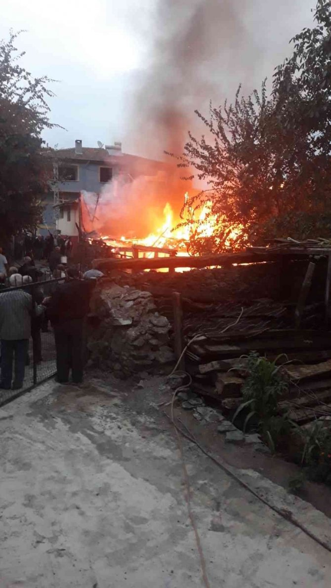 Sinop’ta Tek Katlı Ahşap Ev Alevlere Teslim Oldu