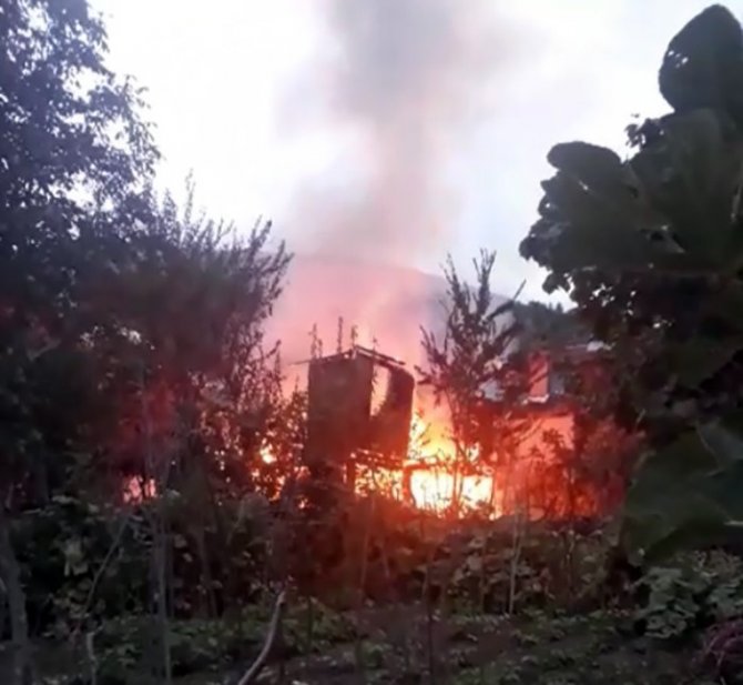 Sinop’ta Tek Katlı Ahşap Ev Alevlere Teslim Oldu