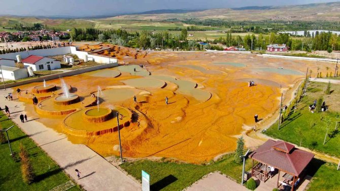 Türkiye’nin Badab Surt’u Güzelliğiyle Dikkat Çekiyor.