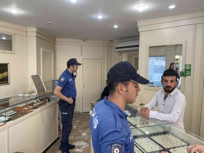 Ataşehir’de Sahte Bilezik Satan Şahıs, Suçüstü Yakalandı