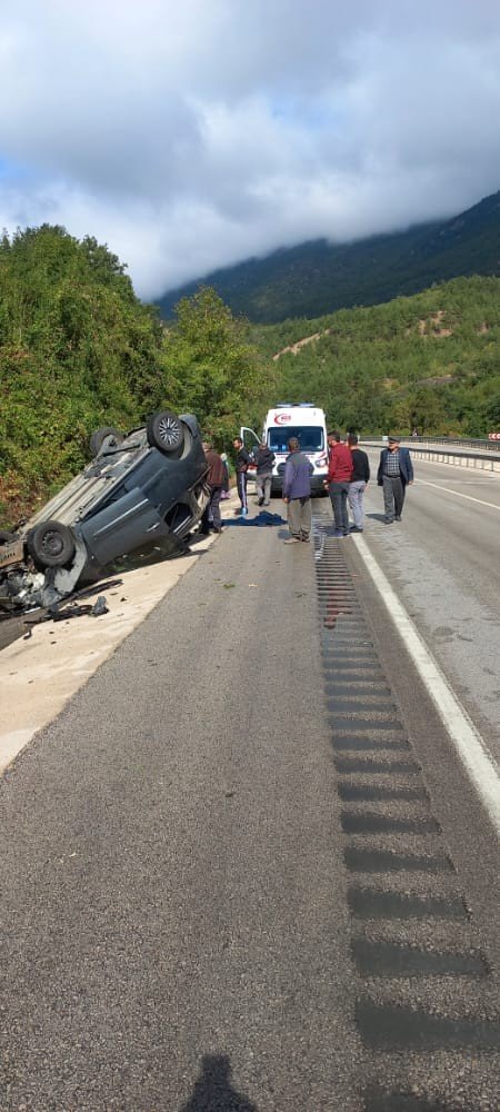 Tokat’ta Hafif Ticari Araç Takla Attı: 3 Yaralı
