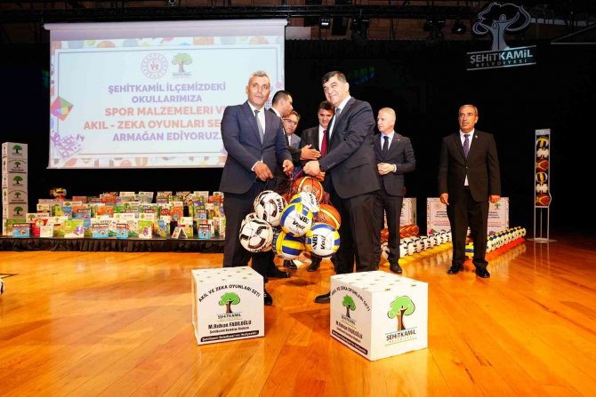 Şehitkamil’de Tüm Okullara Malzeme Desteği