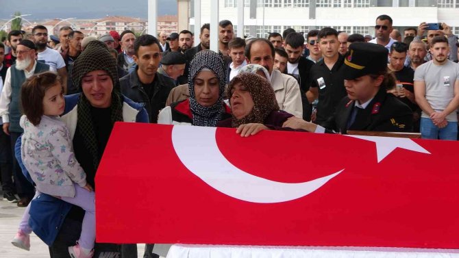 Pençe-kilit Şehidinin Türk Bayrağına Sarılı Tabutuna Sarılan Ailesi Gözyaşlarına Boğuldu