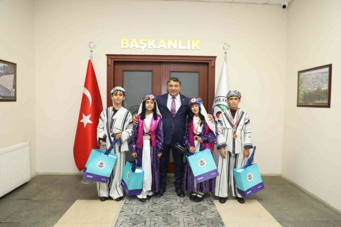 Halk Oyunları Yarışmasında Hünerlerini Sergilediler