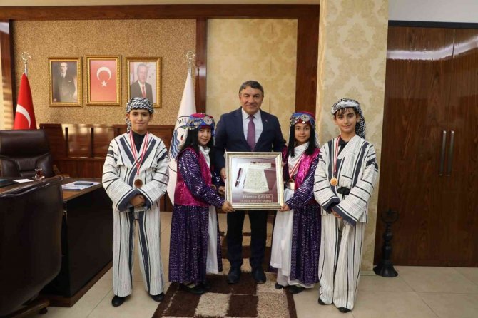 Halk Oyunları Yarışmasında Hünerlerini Sergilediler