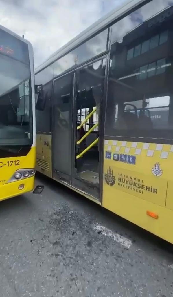 Üsküdar’da İ̇ett Otobüsleri Kaza Yaptı: Yolcular Durakta Kaldı