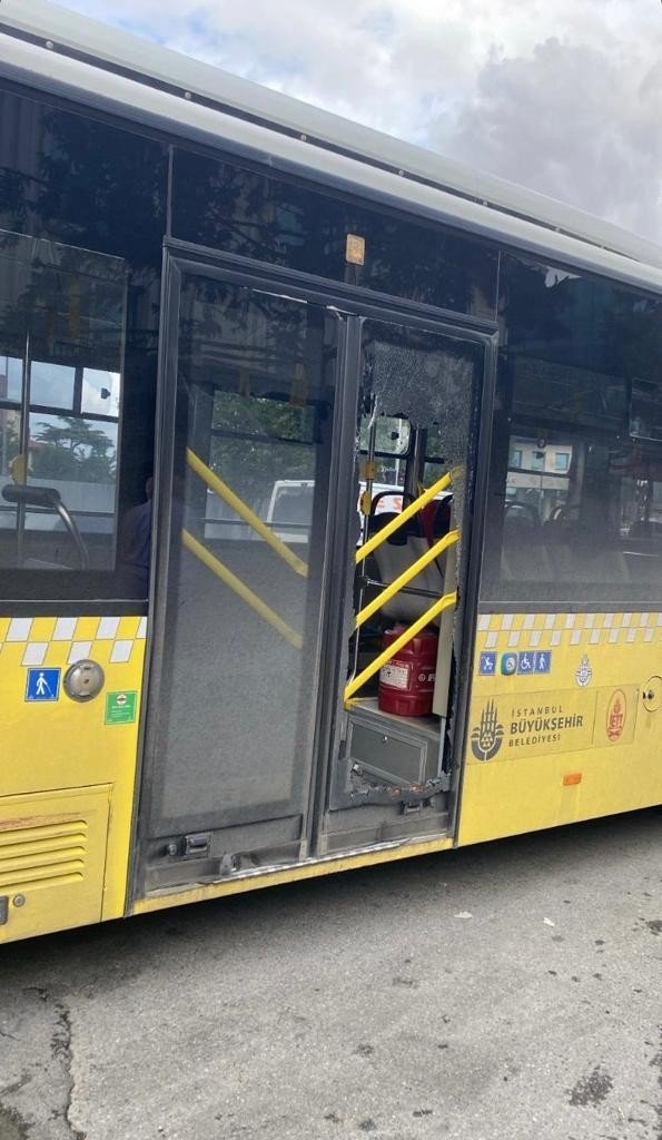 Üsküdar’da İ̇ett Otobüsleri Kaza Yaptı: Yolcular Durakta Kaldı