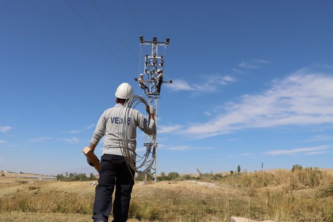 Vedaş, Kırsal Bölgelerdeki Enerji Hatlarını Yeniliyor
