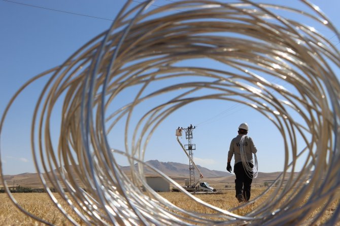 Vedaş, Kırsal Bölgelerdeki Enerji Hatlarını Yeniliyor