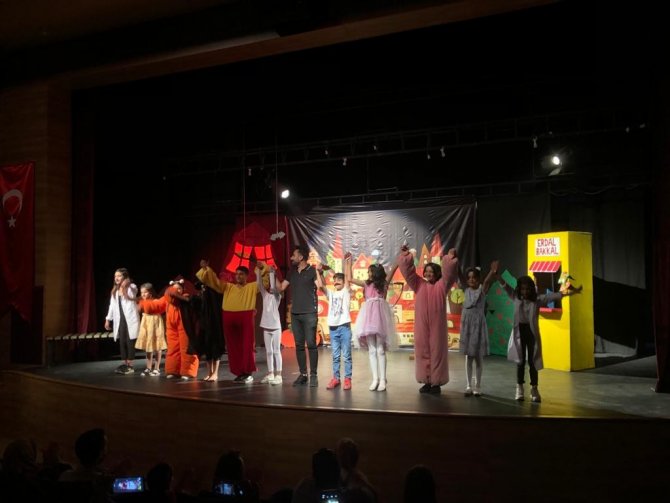 Van Büyükşehir Belediyesi İlkokul Öğrencilerini Tiyatro İle Buluşturuyor