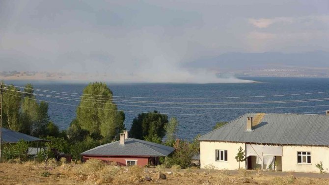 Van Gölü’nün En Büyük Adasında Yangın