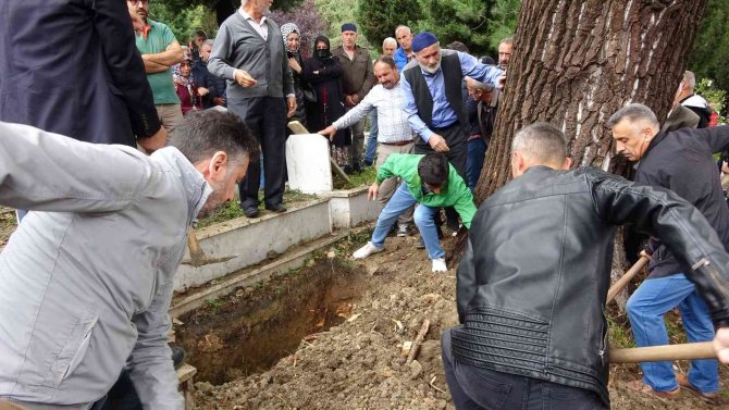 Vefat Eden Polisin Cenazesi Mahkeme Kararıyla Memleketine Defnedildi