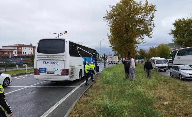 Yolcu Otobüsü Bariyerlere Çarptı, Faciadan Dönüldü