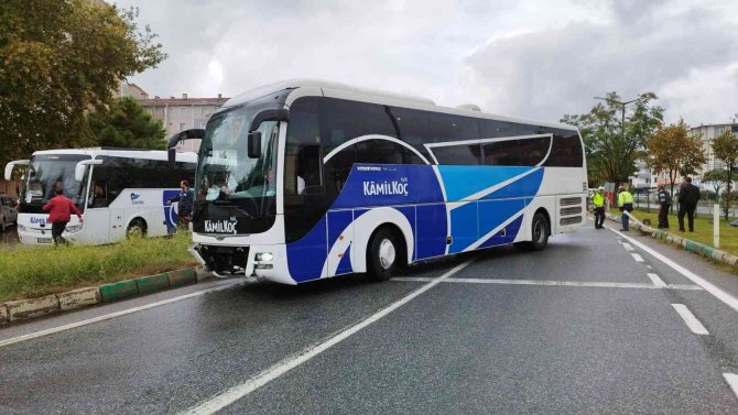 Yolcu Otobüsü Bariyerlere Çarptı, Faciadan Dönüldü