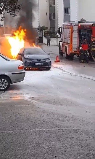 Park Halindeki Otomobil Alev Topuna Döndü