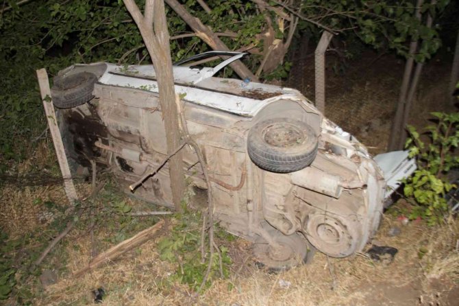 Elazığ’da Otomobil Önce Köpeğe Çarptı Ardından Şarampole Yuvarlandı: 3 Yaralı