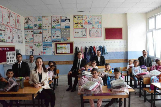 Yedisu’da 431 Öğrenciye Kırtasiye Seti Hediye Edildi